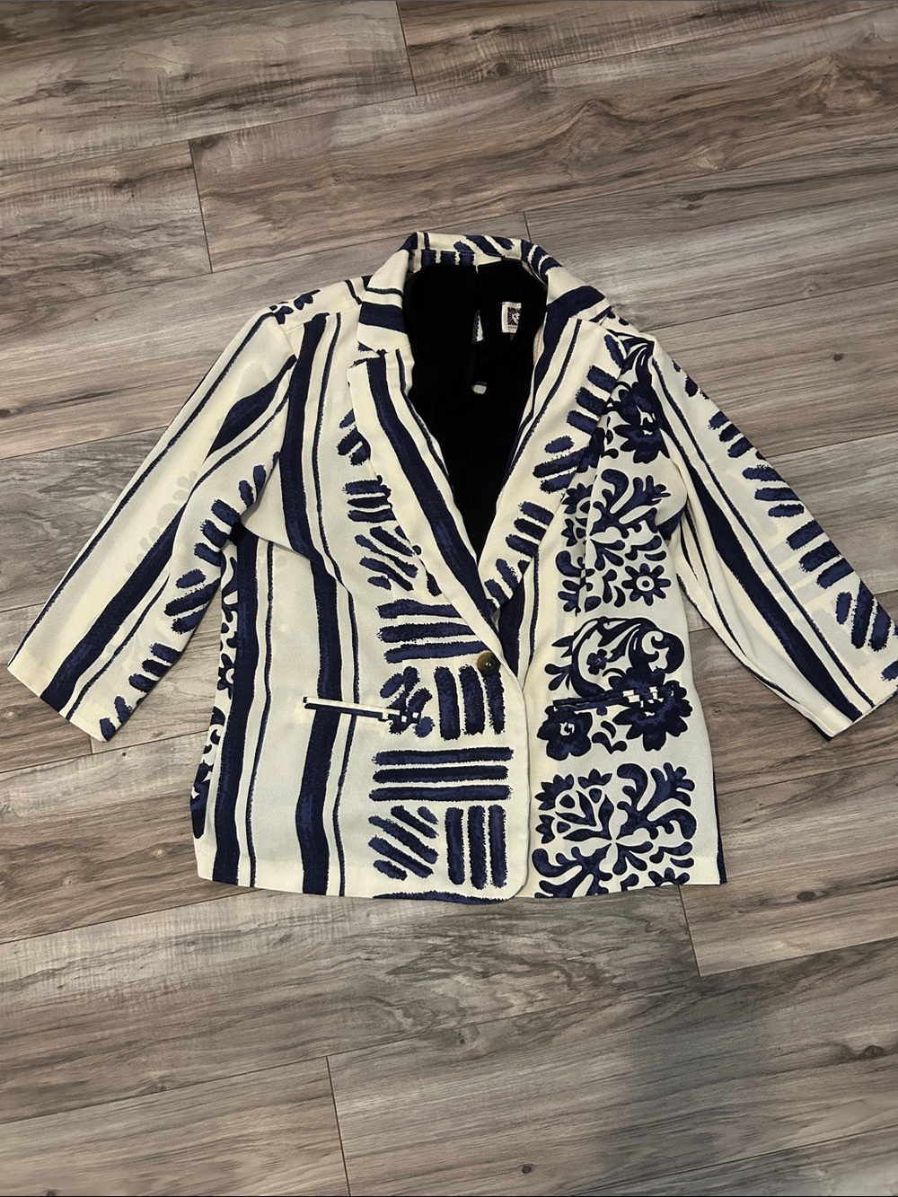 Women’s Navy & Cream Patterned Blazer + black Anne Klein sleeveless shirt